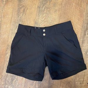 Columbia hiking / golf shorts black size 2 NWOT